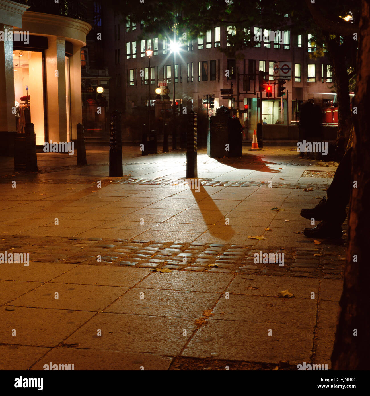 Beleuchtete Straße bei Nacht Stockfoto