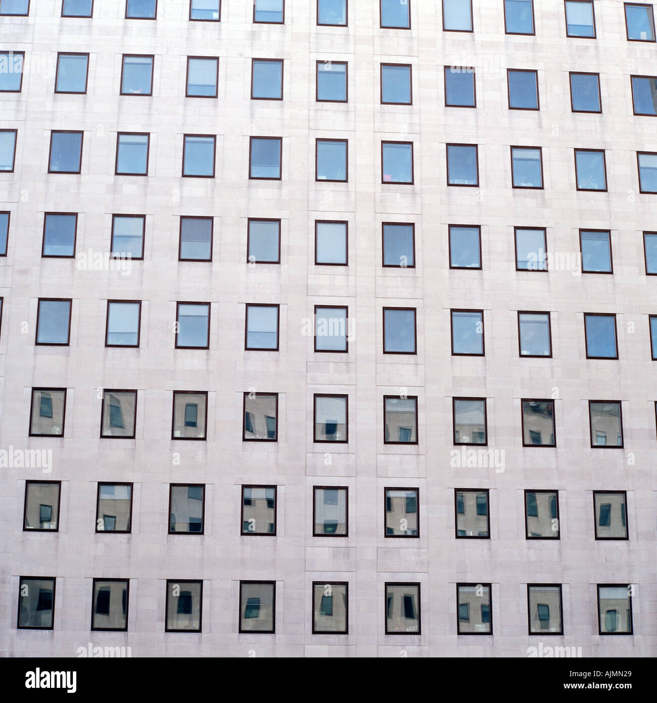 Fassade des Bürogebäudes Stockfoto