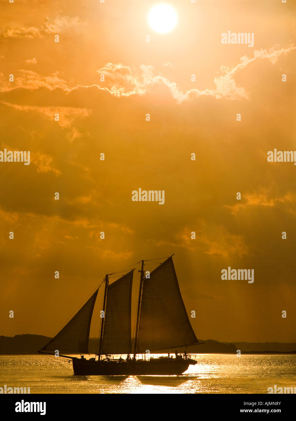 Amerikanischen Schooner Segelschiff mit Touristen, die Rückkehr in den Hafen bei Sonnenuntergang. Stockfoto