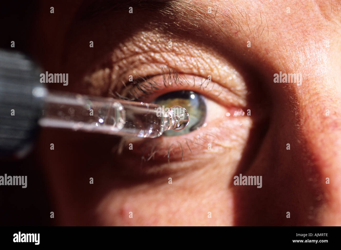 Augentropfen verabreicht durch weiblich Stockfoto