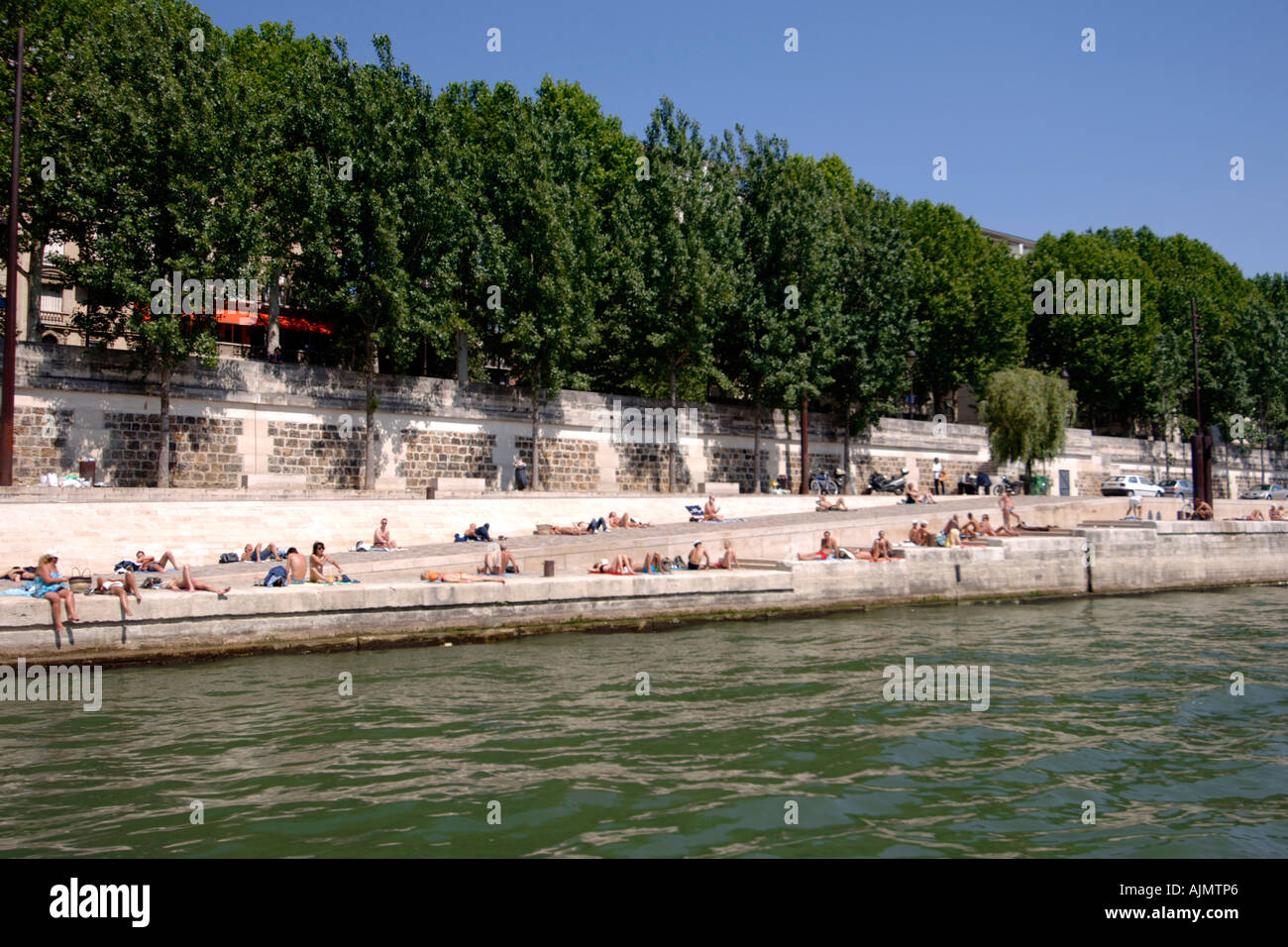 Parisern Sonnenbaden am Ufer der Seine in Paris. Stockfoto