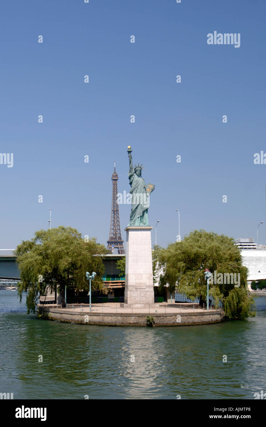 Französische Freiheitsstatue auf der Seine in Paris. Stockfoto