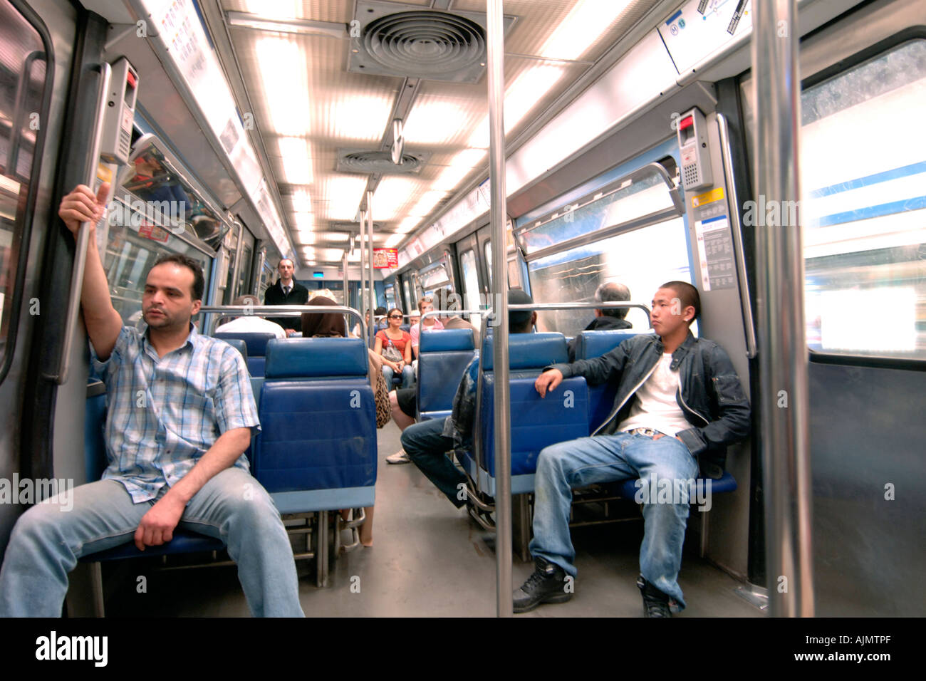 Pendler auf eine Paris Metro. Stockfoto