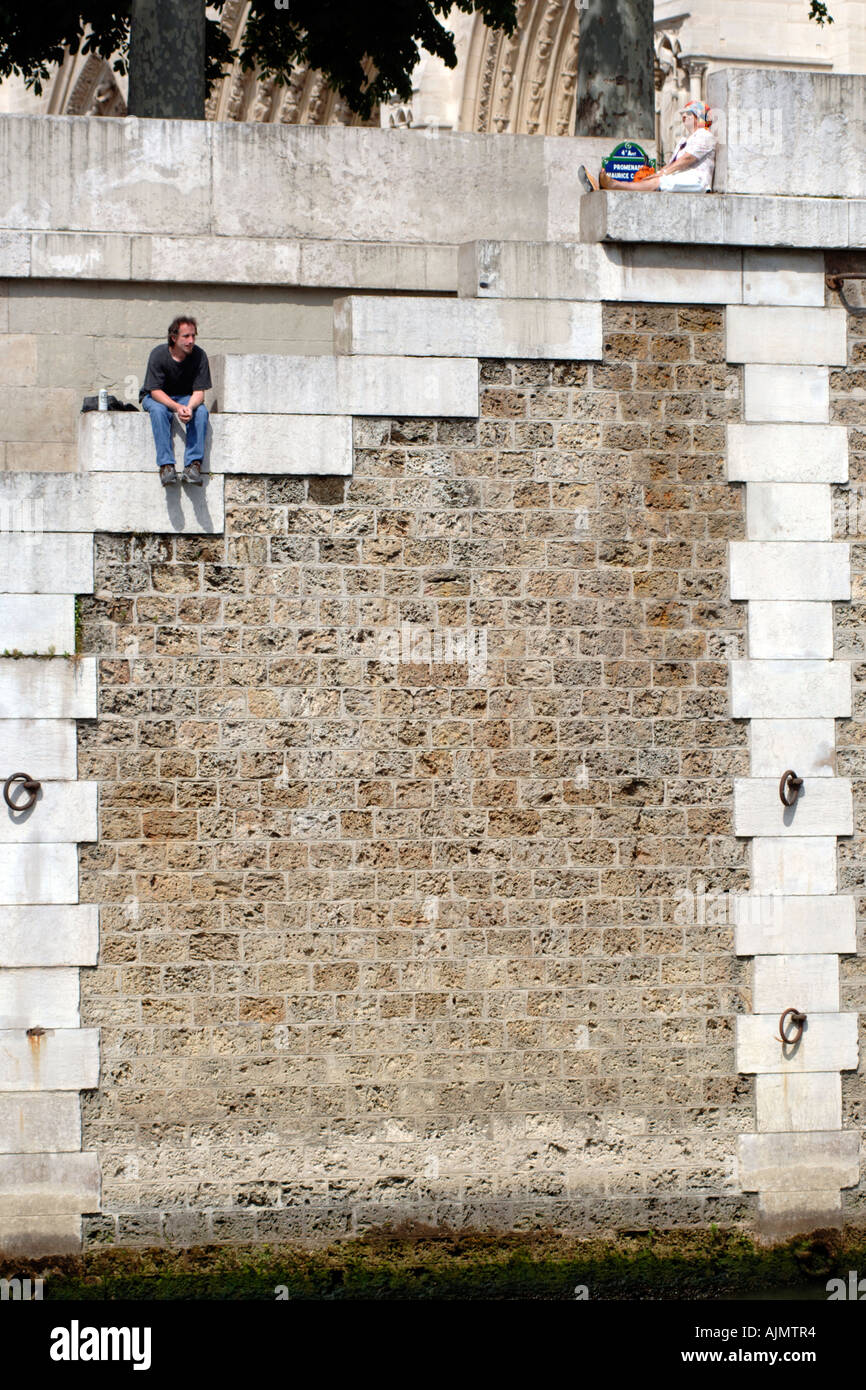 Parisern sitzen auf dem Damm Seineufer in Paris. Stockfoto