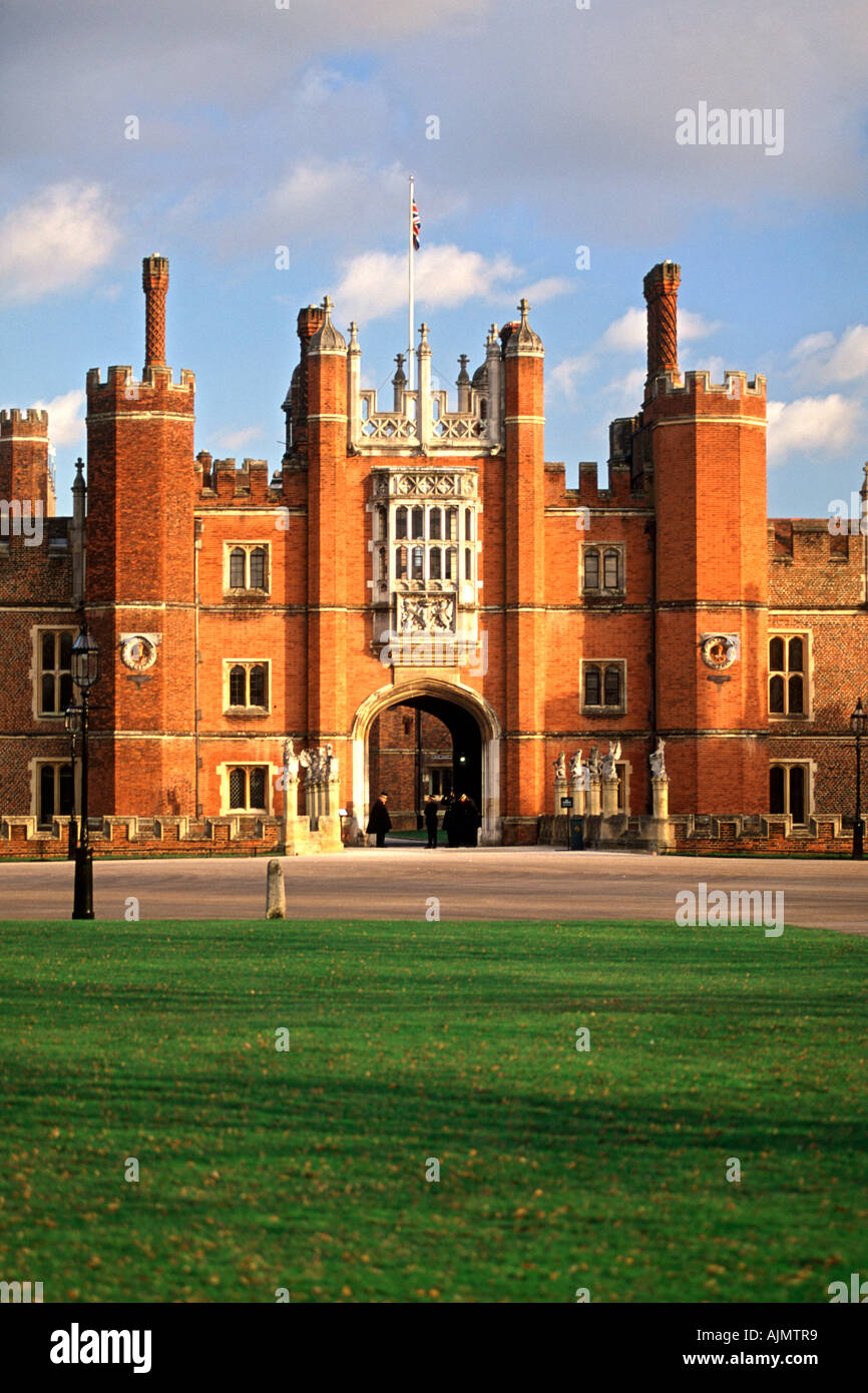 Tudor Architektur Westeingang der Hampton Court Palace in Surrey bei London in England. Stockfoto