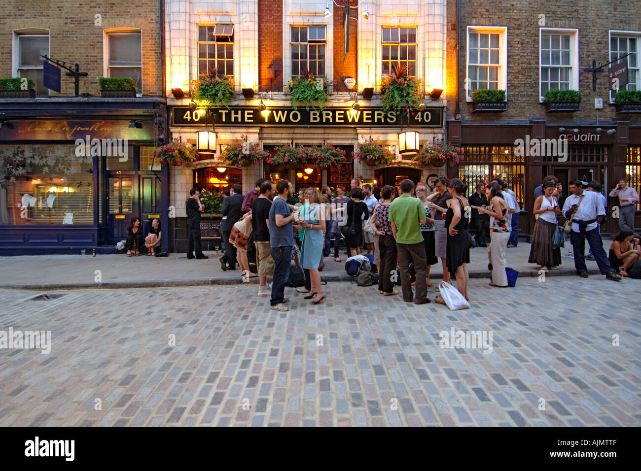 Gönner trinken außerhalb der beiden Brauereien Pub in Covent Garden in London. Stockfoto