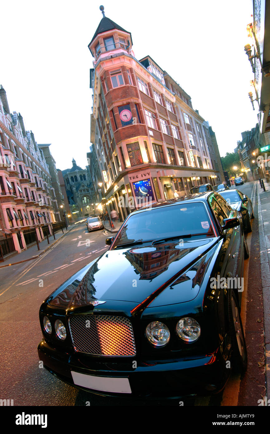 Bentley geparkt vor dem Ivy Restaurant in Covent Garden in London. Stockfoto