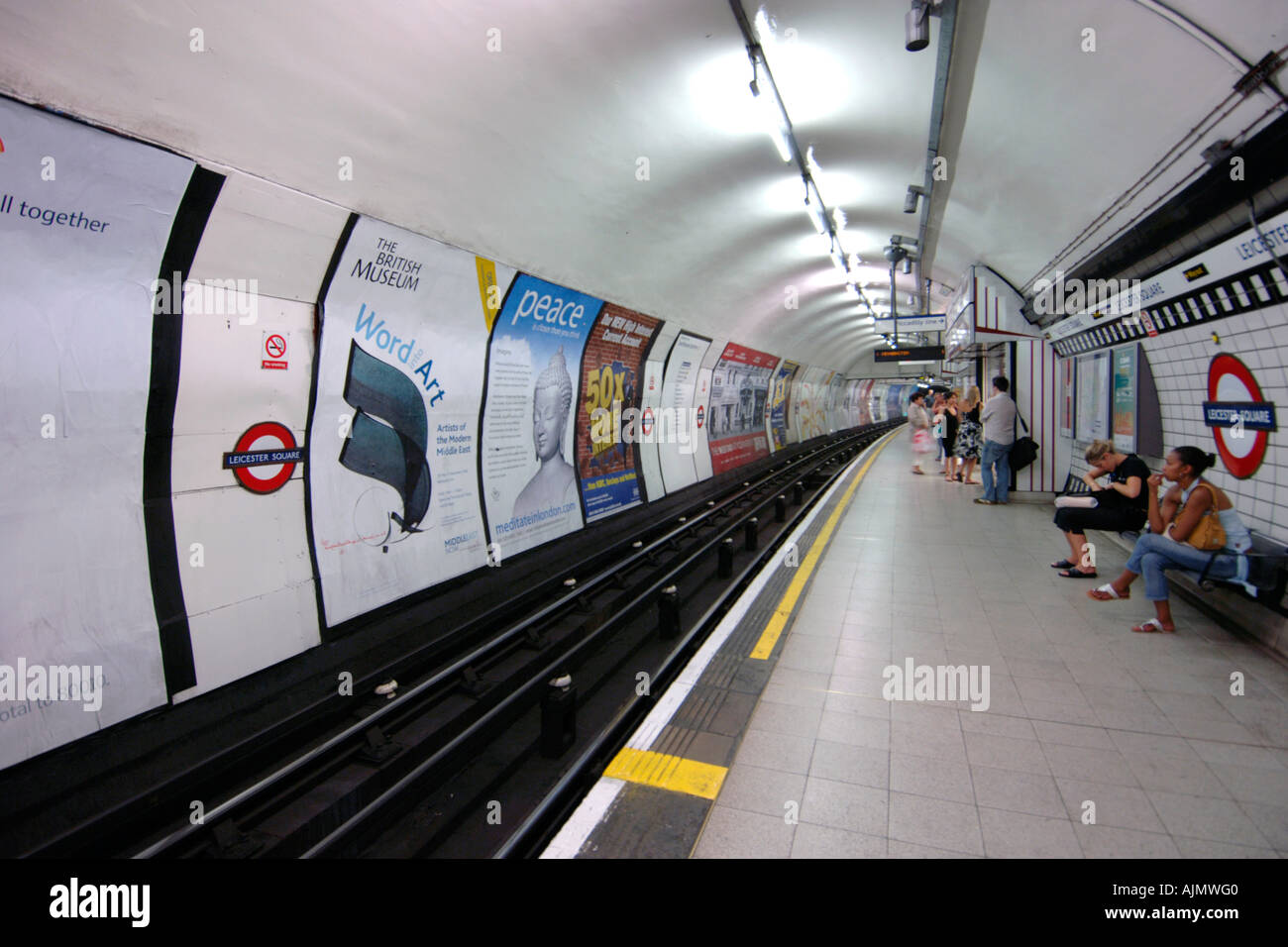 Platfrom von der u-Bahn-Station Leicester Square in London. Stockfoto