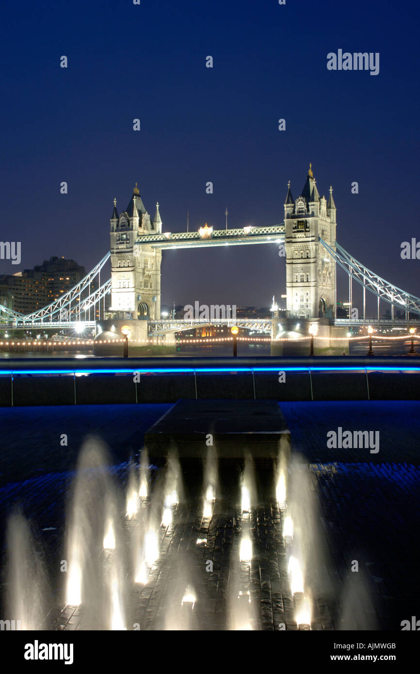 Tower Bridge in London in der Nacht. Stockfoto