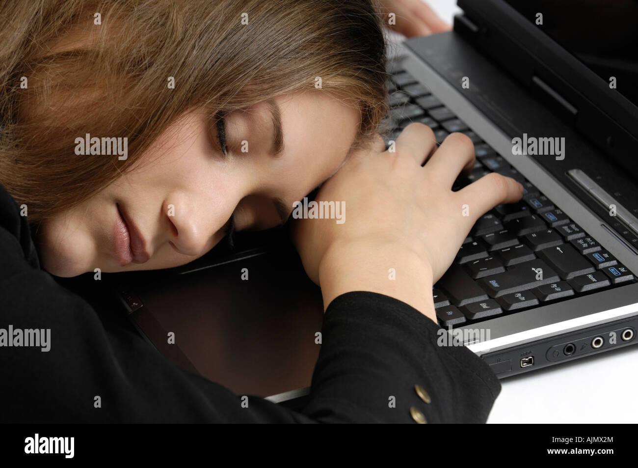 Junge Geschäftsfrau schlafen auf einer Computertastatur Stockfoto