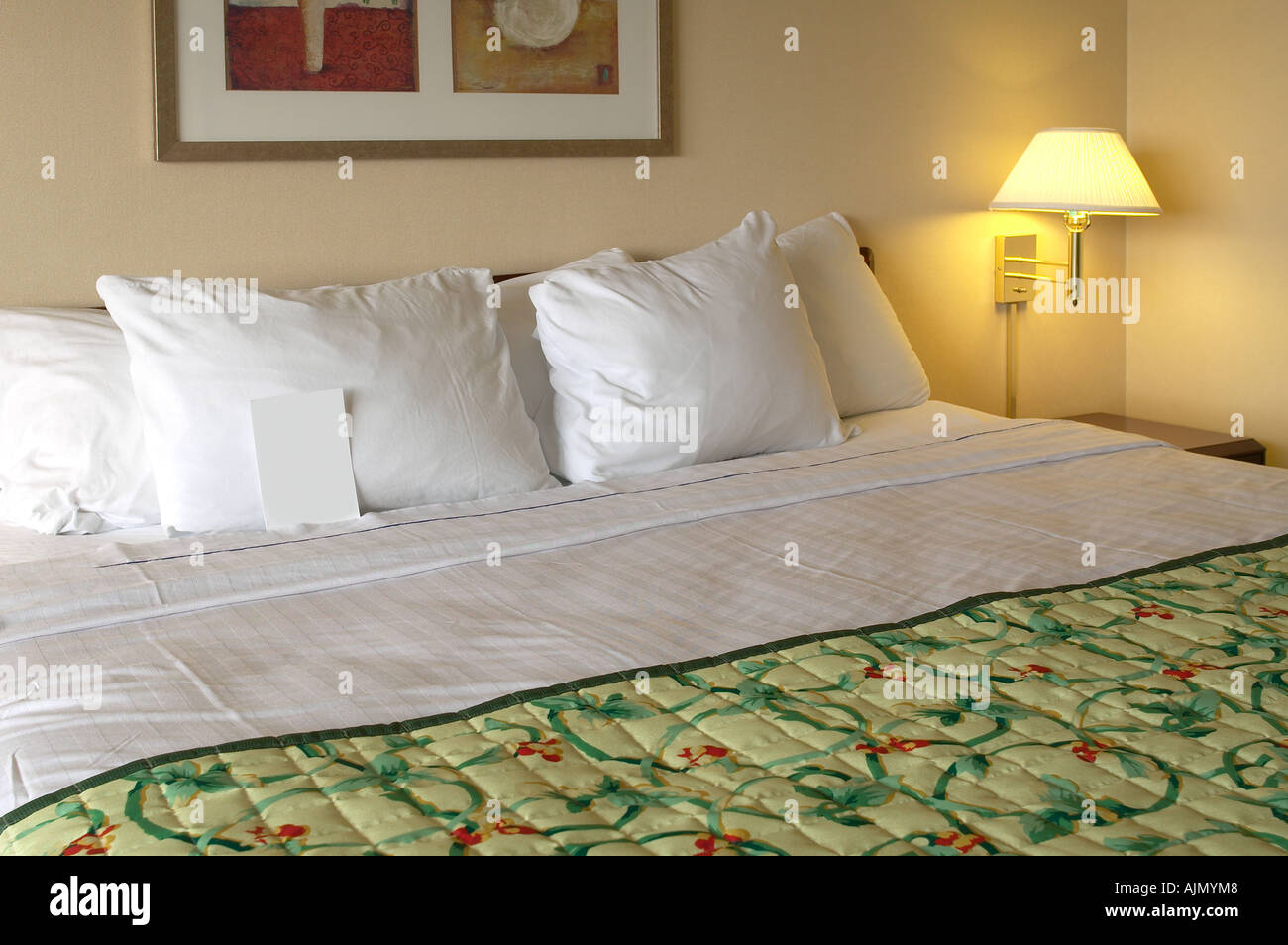 Hotel Zimmer Bett mit Kissen Bettwäsche und Lampe, USA Stockfoto