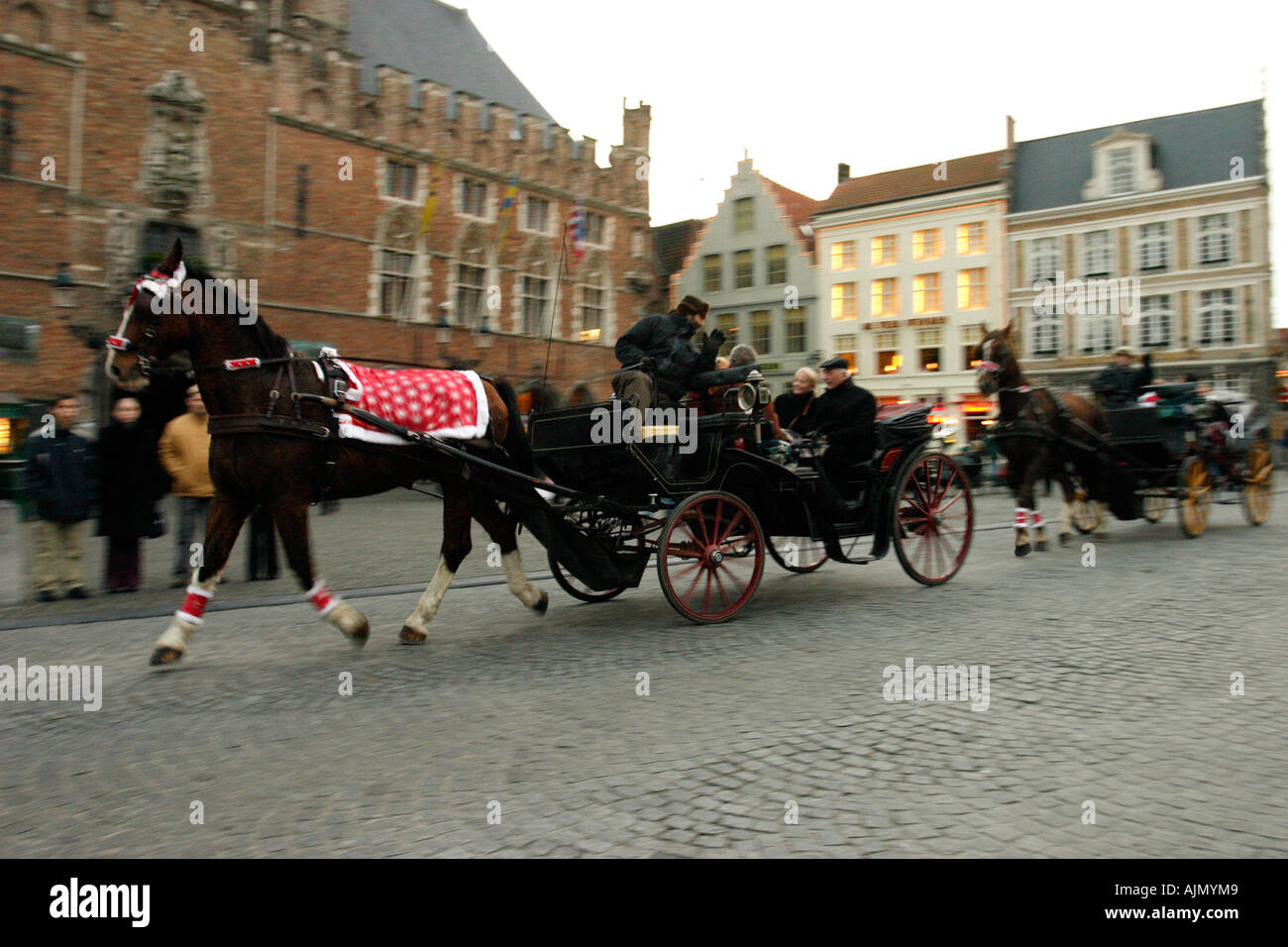 Touristen Fahrt in einer Pferdekutsche zu Weihnachten. Der Marktplatz, Brügge, Belgien. Stockfoto
