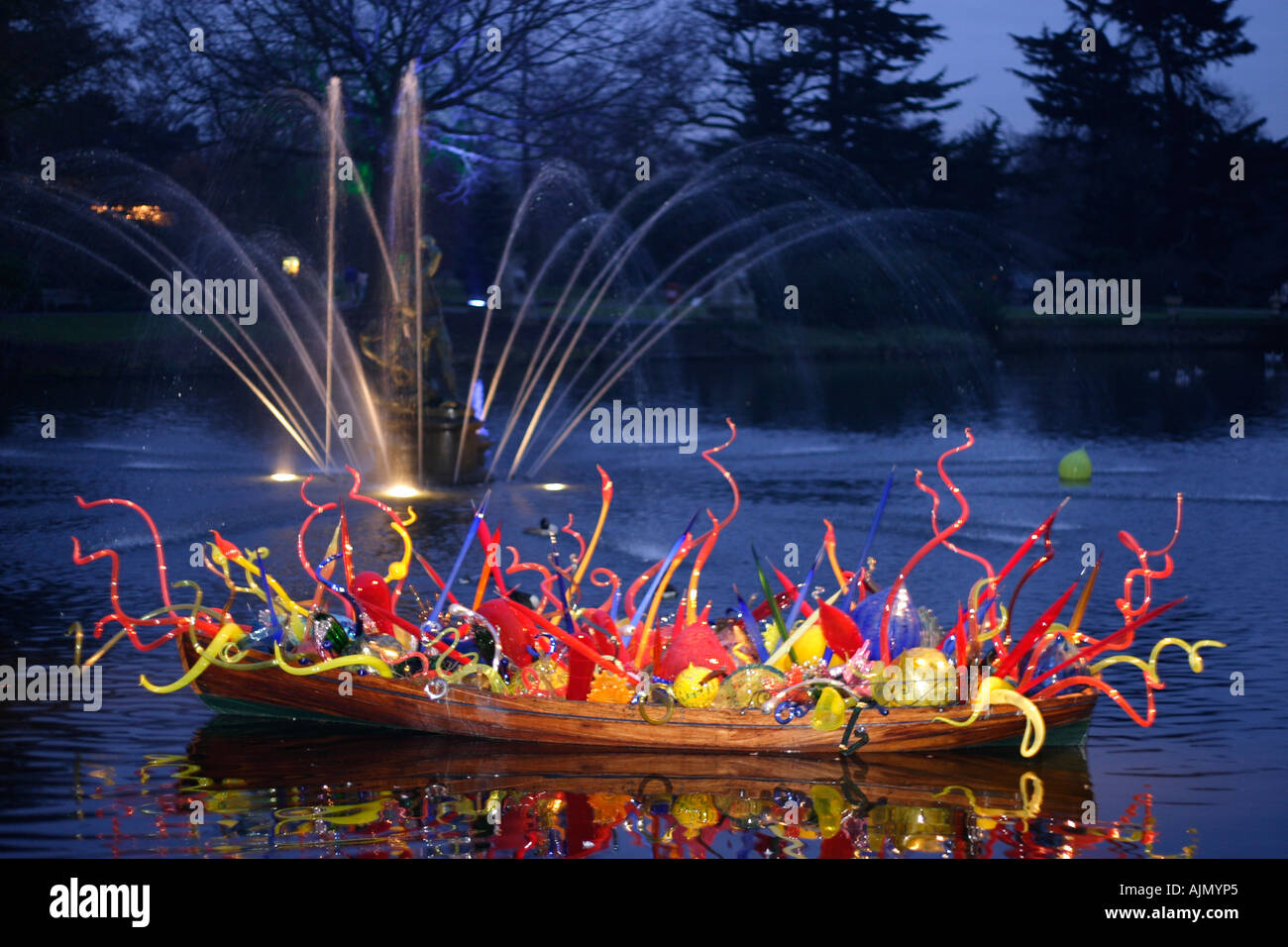 Chihuly geblasen Glasskulptur auf einem Boot, Schwimmen in einem See in Kew Gardens London ausgestellt Stockfoto