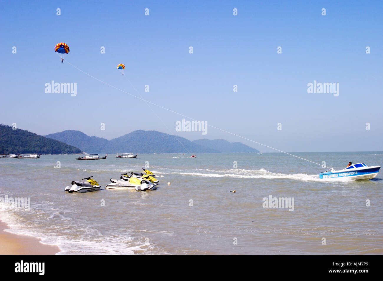 Parasailing und Jet-Ski am Batu Ferringhi Beach, Benang Island, Malaysia Stockfoto