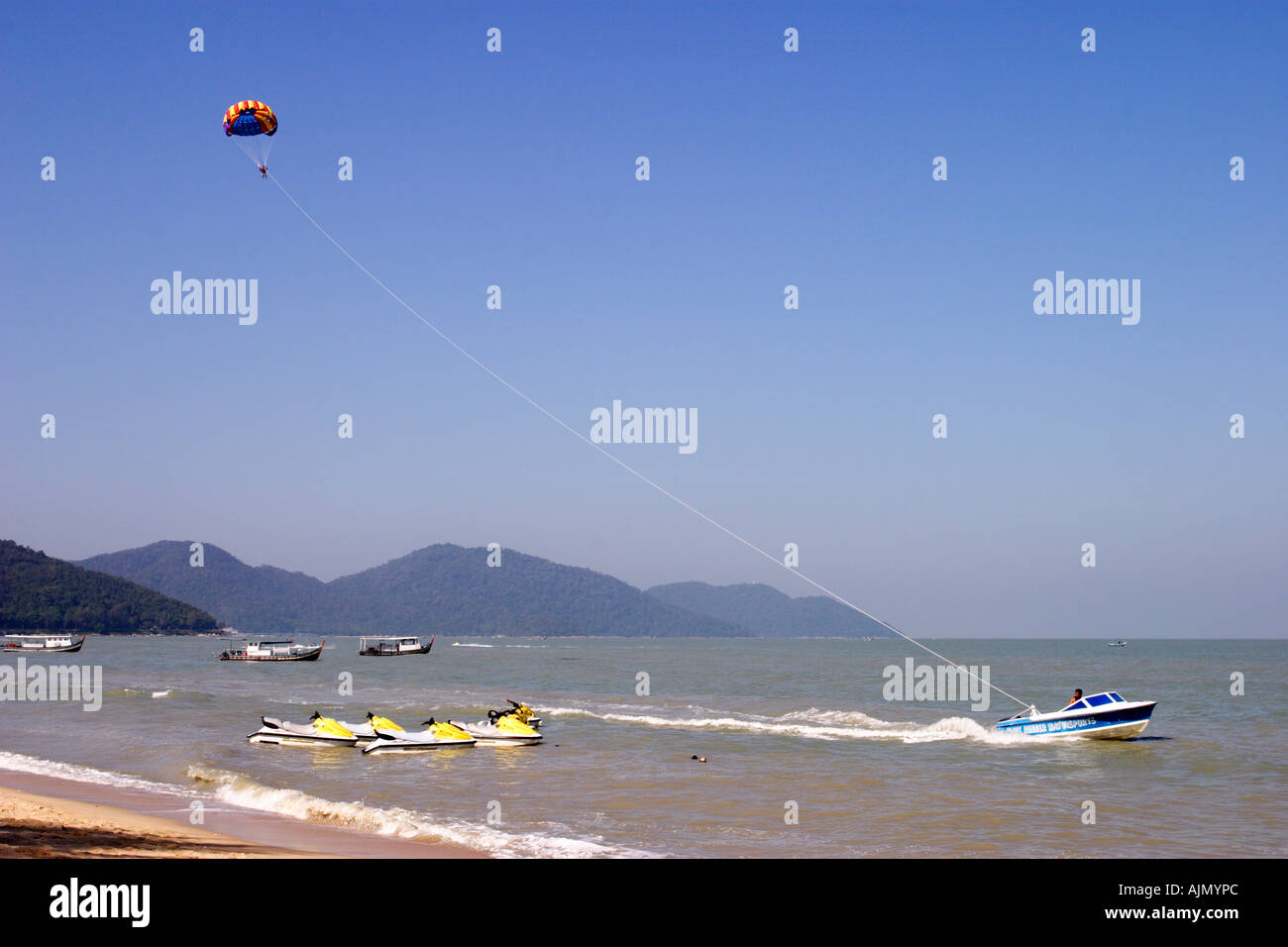 Parasailing und Jet-Ski am Batu Ferringhi Beach, Benang Island, Malaysia Stockfoto