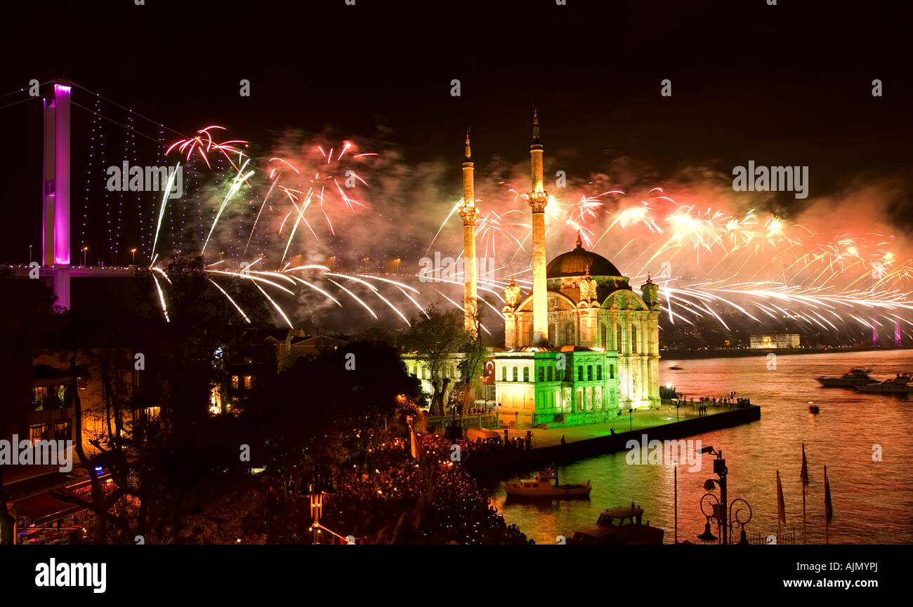 Licht und Feuerwerk zeigen über Bosporus-Brücke am 29. Oktober Unabhängigkeitstag, Istanbul Türkei. Stockfoto