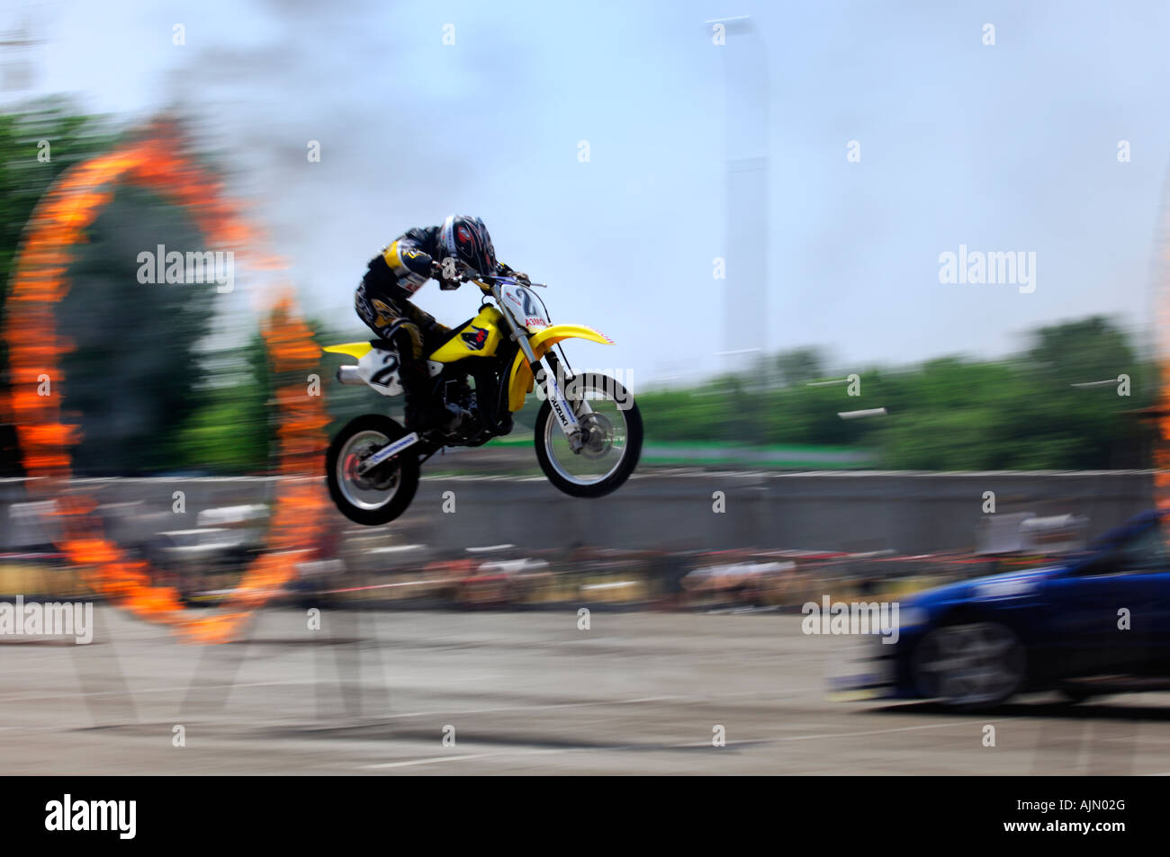 Motorradfahrer auf ein Rennmotorrad Sprung durch einen Ring aus Feuer Stockfoto