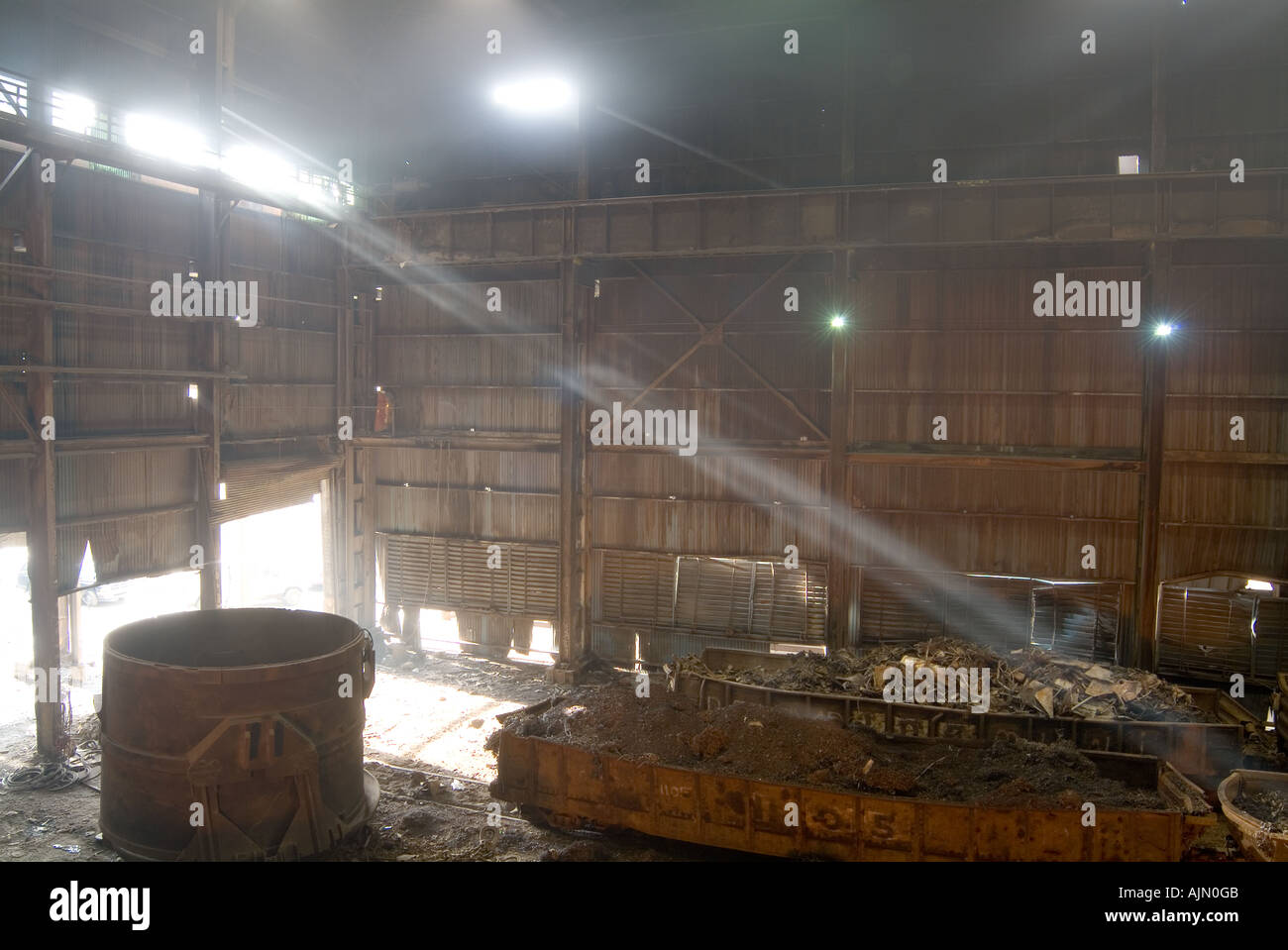 Staubigen schmutzigen industriellen Stahlwerk Fabrik mit Lichtschein durch Dunst und Rauch, Pennsylvania, USA Stockfoto