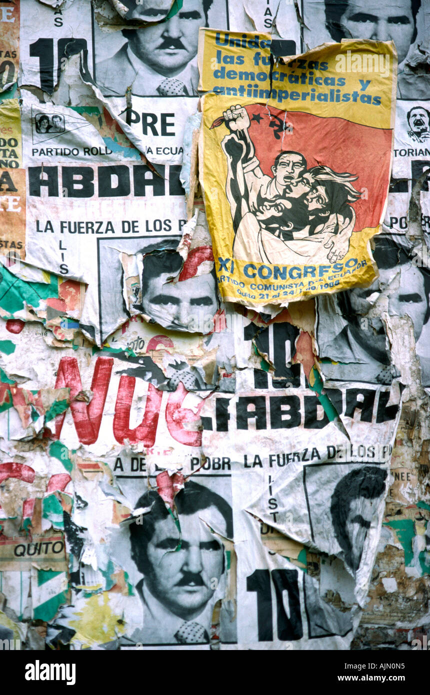 Ecuador Cuenca alte politische Plakate an Wand gerissen Stockfoto