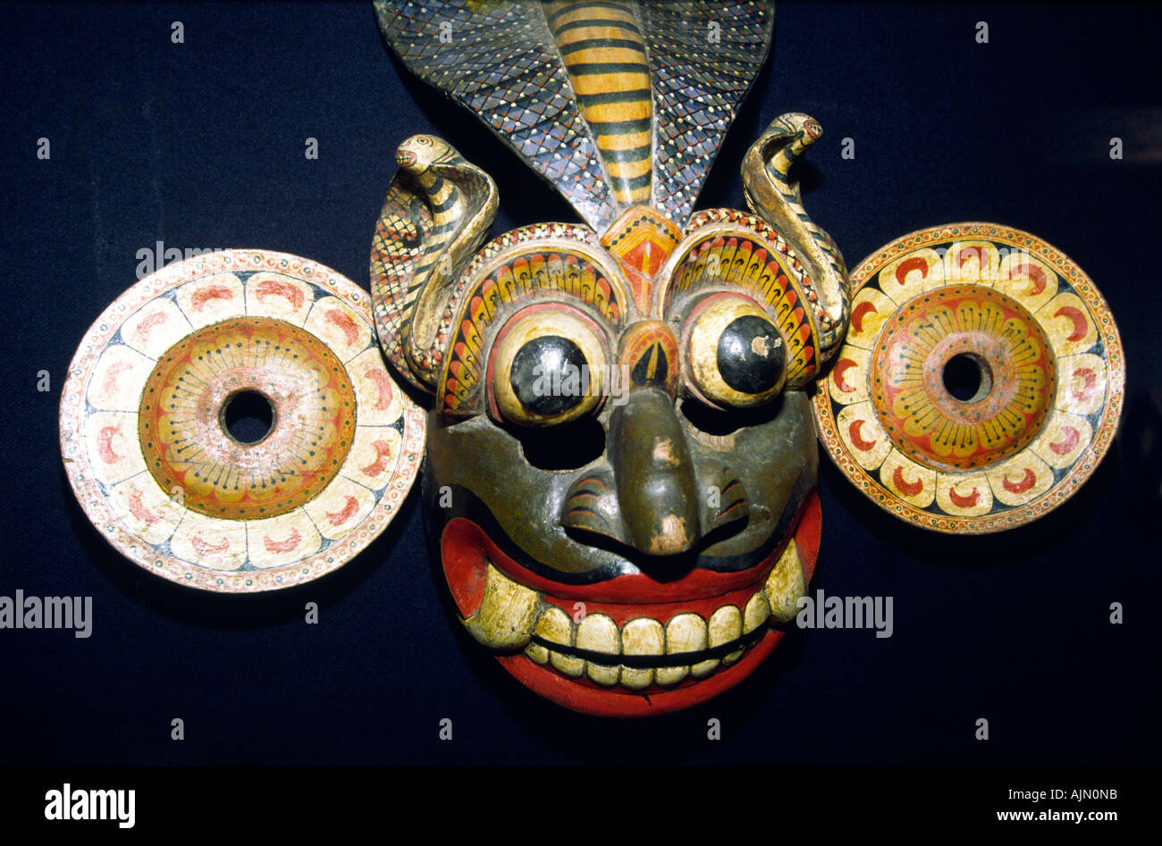 Sri Lanka Kunsthandwerk antike Naga Raksha Cobra Dance Maske Stockfoto