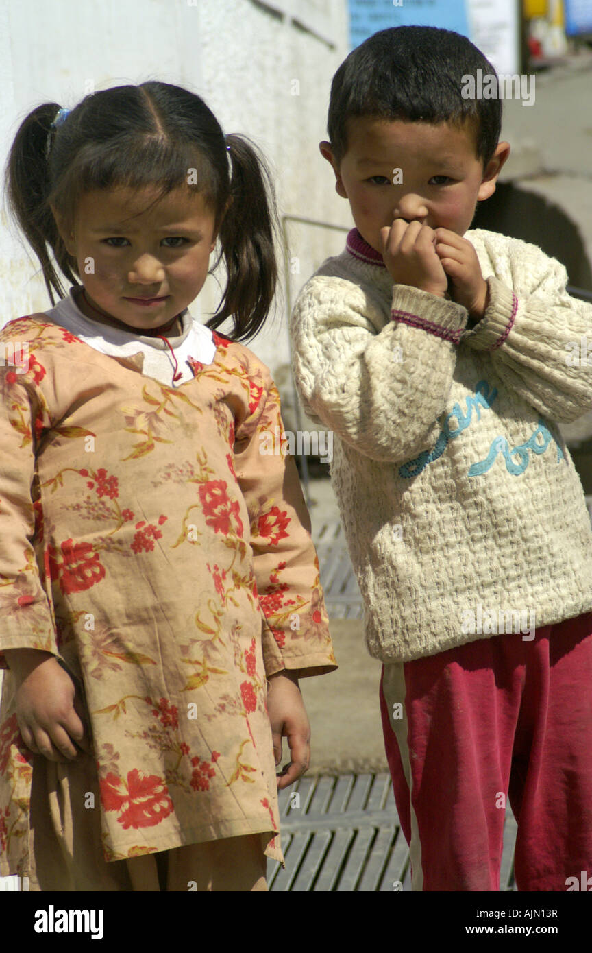 Zwei tibetische Kinder junge Mädchen stehen auf Straße von Leh, Ladakh, Indien. Stockfoto