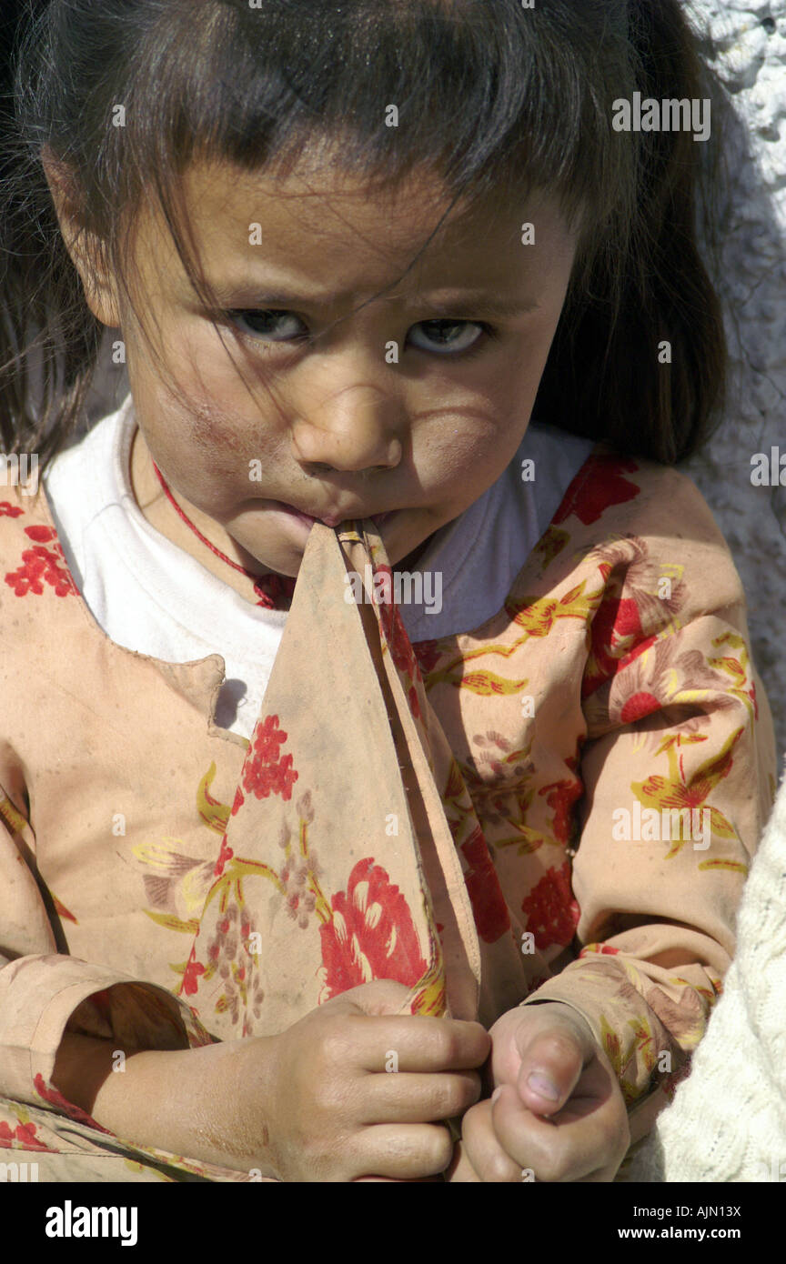 Junge tibetische Kinder Kind Mädchen Angst beißen ihr Tuch im Freien, Leh, Ladakh, Indien. Stockfoto