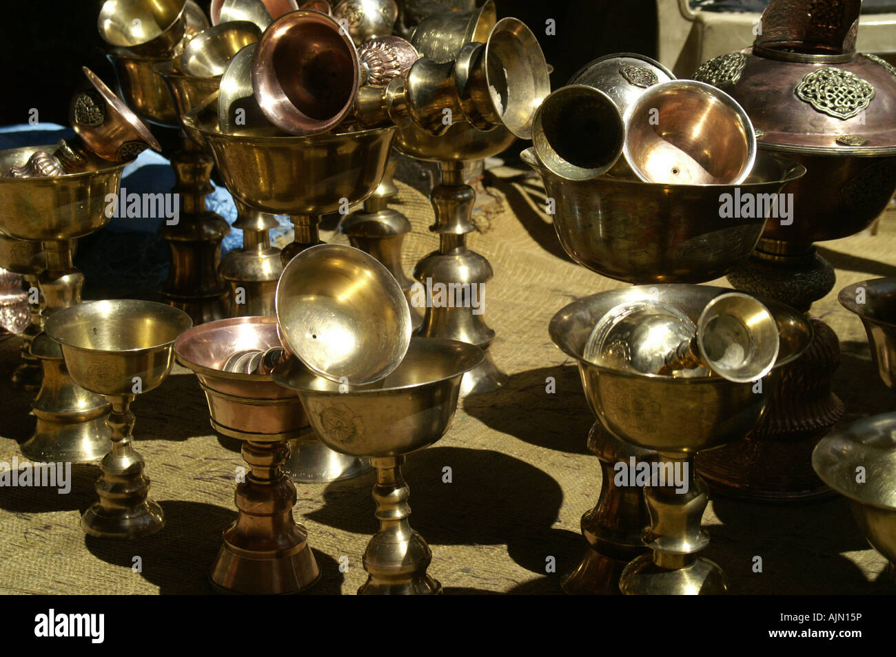 Viele Messing tibetischen buddhistischen Heiligen Kelch. Ladakh, Indien. Stockfoto