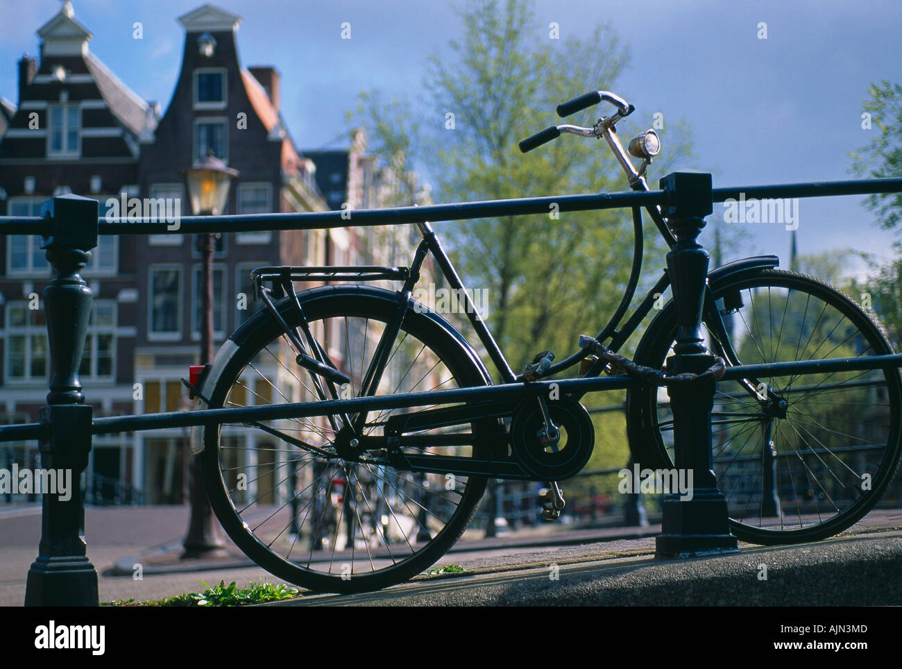 Fahrrad auf Brücke über einen Kanal Leidse Gracht Amsterdam Holland Stockfoto