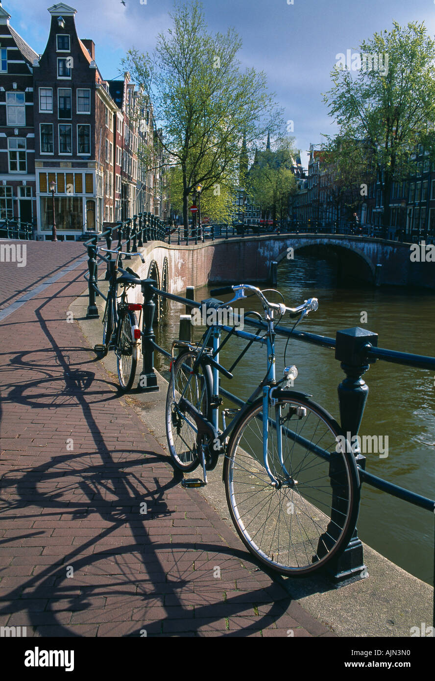Fahrräder auf einer Brücke über den Kanal Leidse Gracht Amsterdam Holland Stockfoto