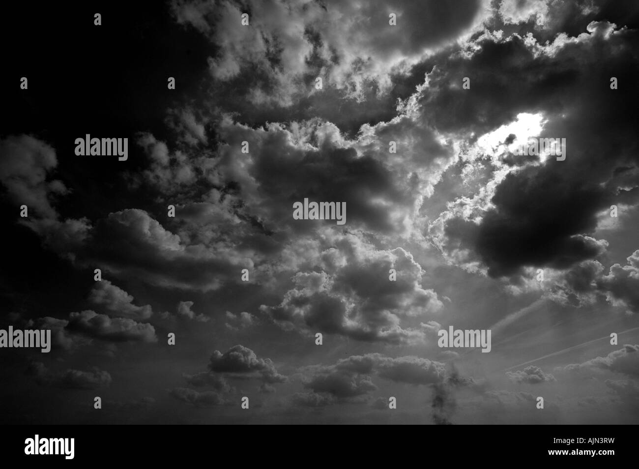 Wolken im Himmel stürmischen dramatischen schwarz-weiß B&W Stockfoto