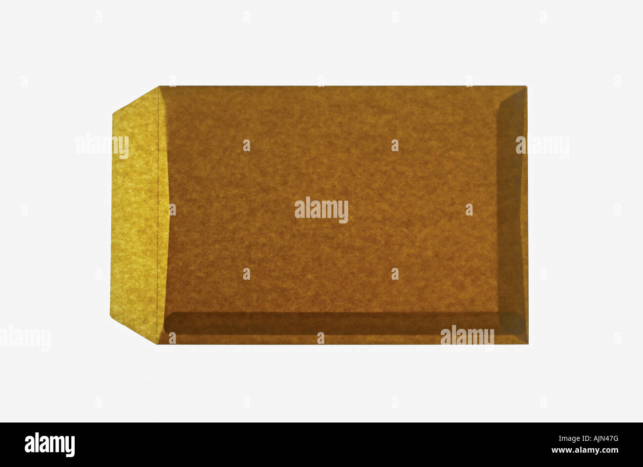 Beige Umschlag auf weißem Hintergrund ausschneiden Stockfoto