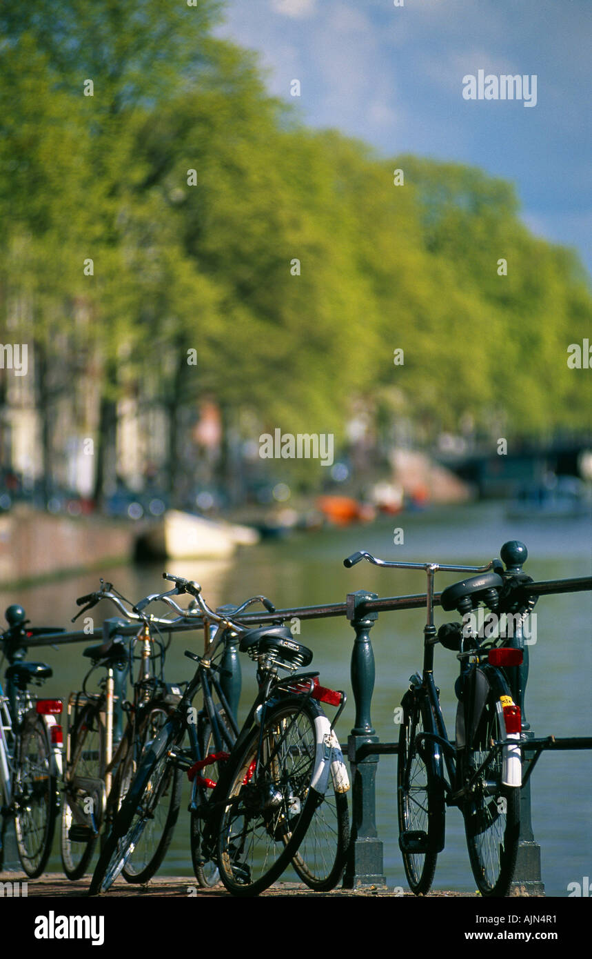 Fahrräder geparkt am Kanal Kaizersgracht Amsterdam Holland Stockfoto