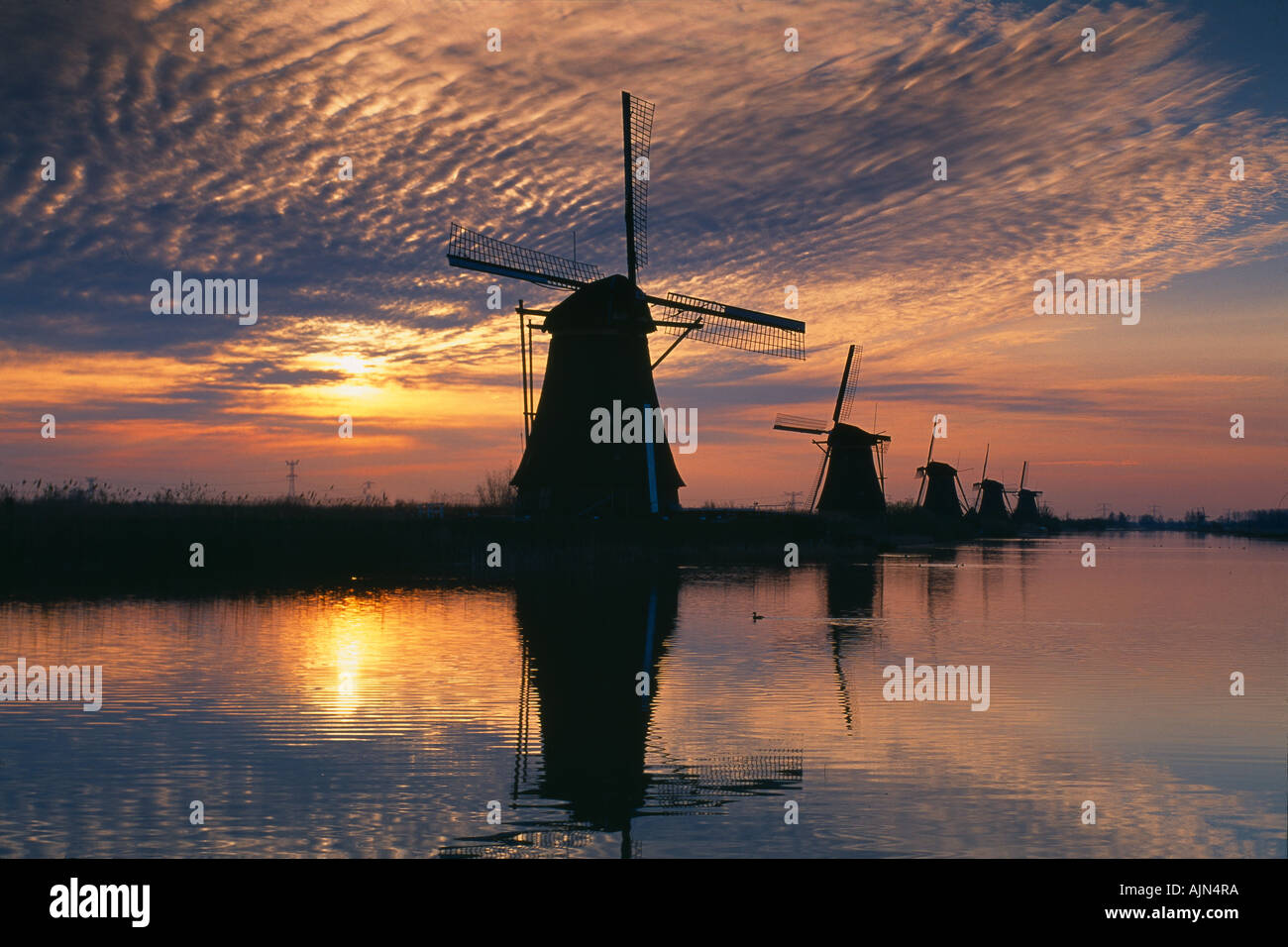 Sonnenaufgang über den Windmühlen bei Kinderdijk Holland Stockfoto