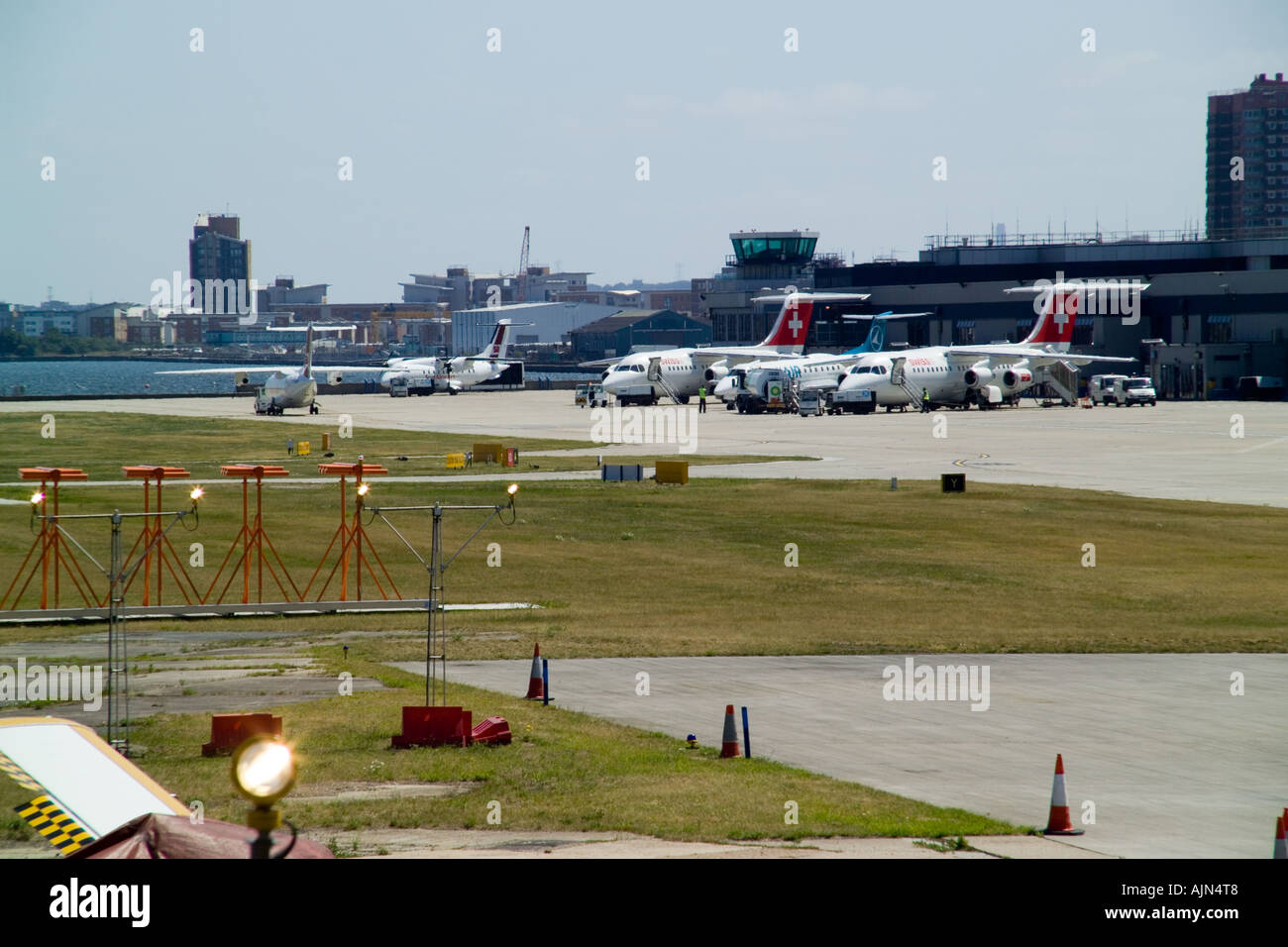 Swiss Air Flugzeuge am City airport Stockfoto