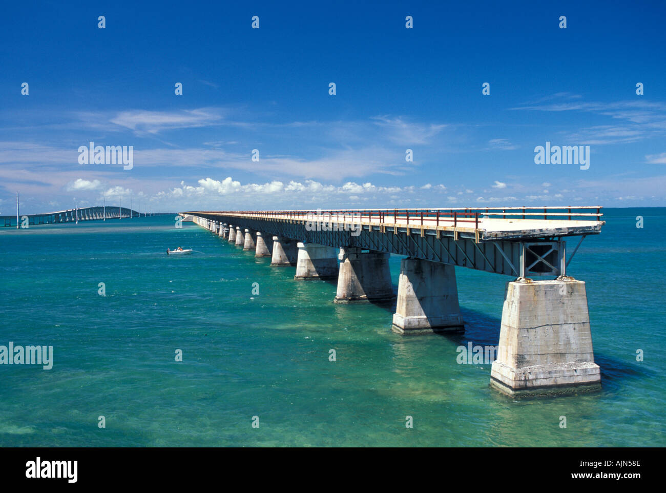 Florida Keys alte Übersee Brücke Autobahnbrücke, nirgends alte 7-Meilen-Brücke mit fehlenden Abschnitt Stockfoto
