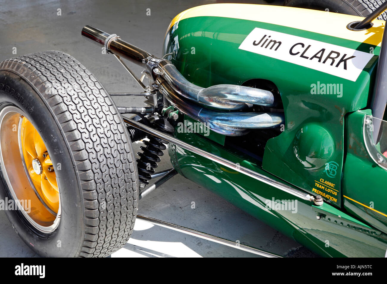 Historischen grünen Lotus F1 GP Rennwagen in der Boxengasse wartet. 2006 Stockfoto