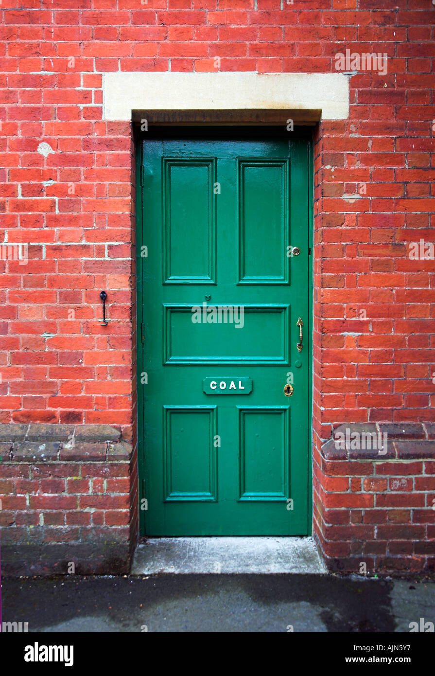 Typische alte Mode Bahn Bahnhof Plattform grüne Tür. Horsted Keynes Bahnhof Sussex UK 2006 Stockfoto