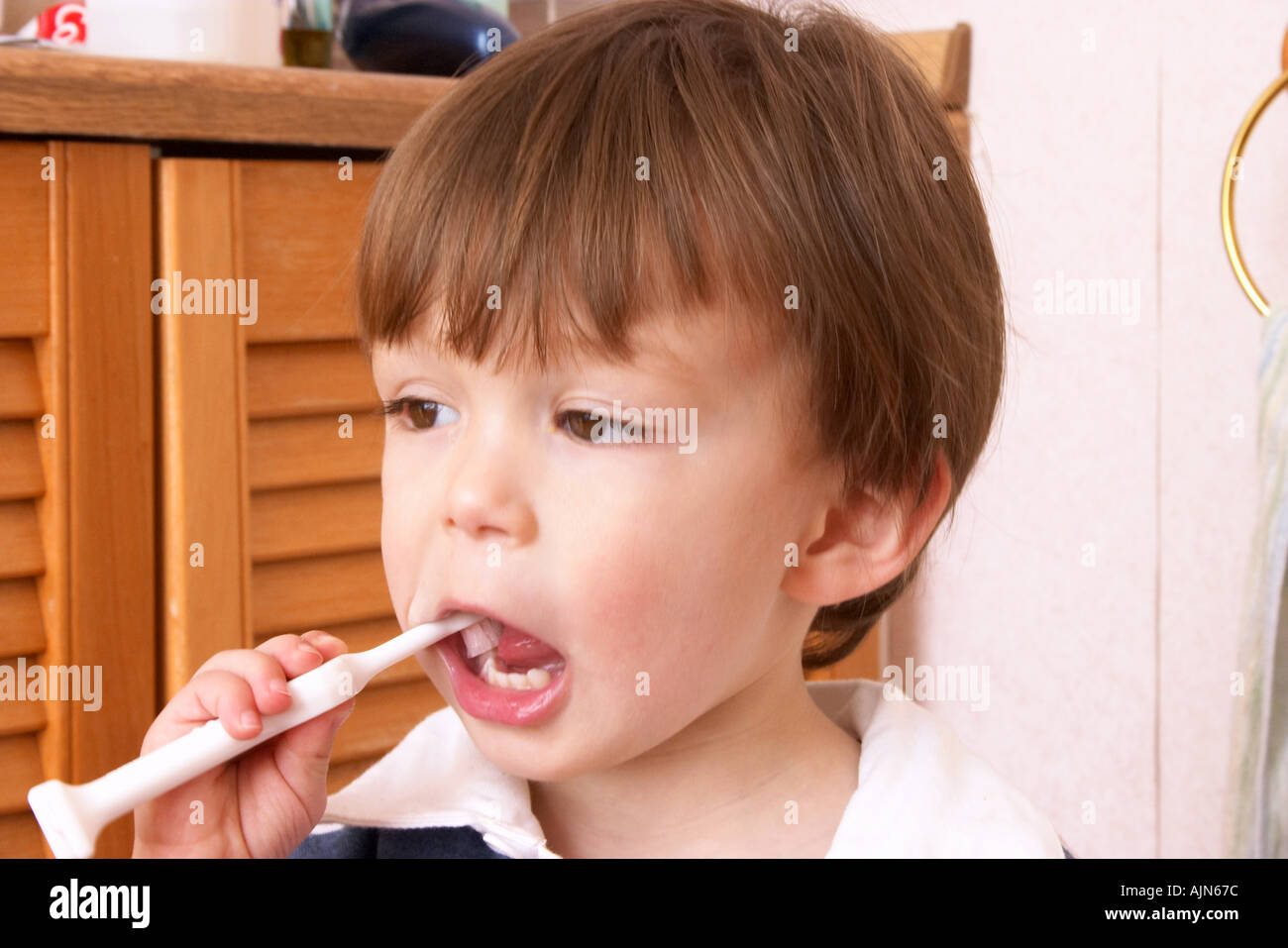 Junge, seine Zähne zu reinigen Stockfoto