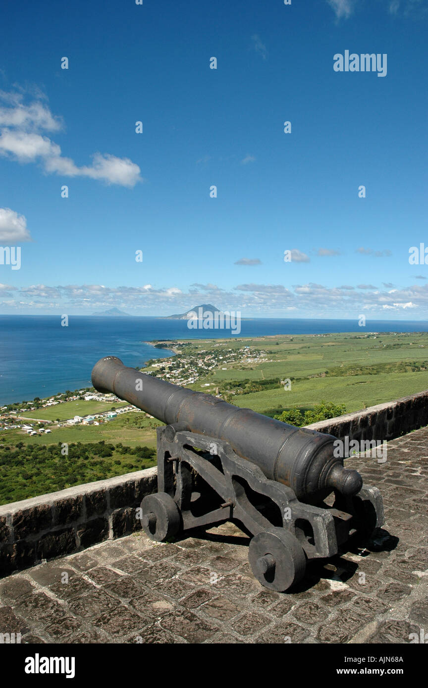 St Kitts Caribbean West Indies Brimstone Hill Festung Kanone mit St. Eustatius und Saba im Hintergrund Stockfoto