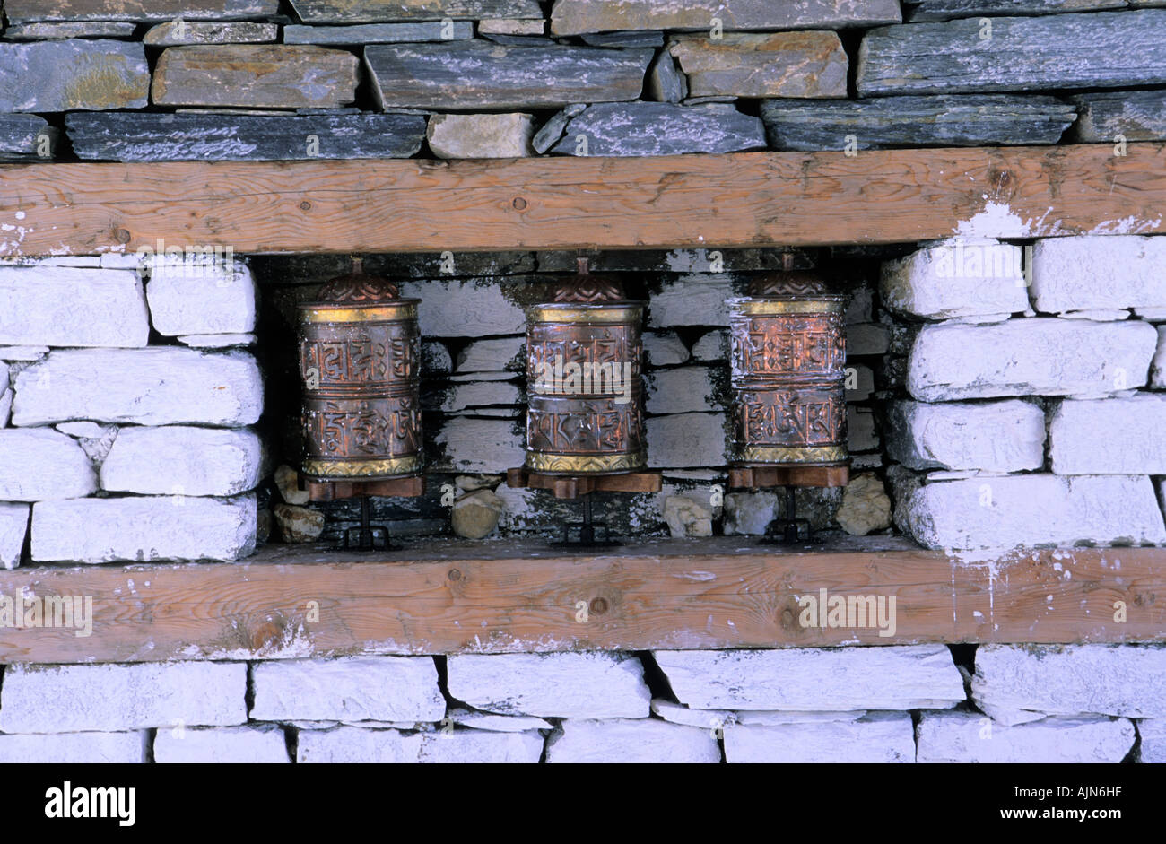 Traditionelle buddhistische Gebetsmühlen in Humde Dorf Annapurna Conservation Area Nepal Stockfoto