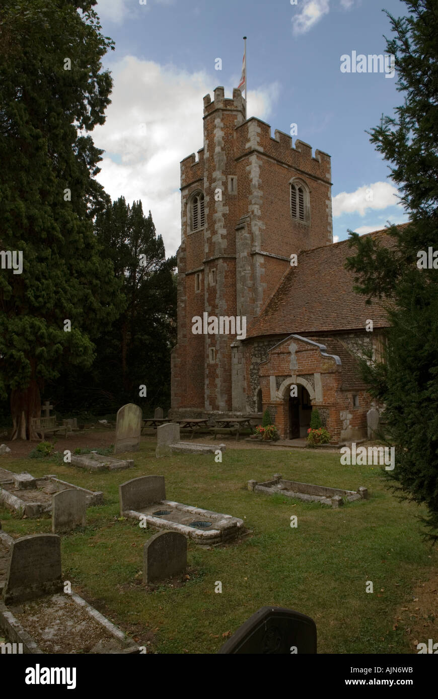 St. James the Less, Dorney Pfarrkirche aus dem 12. Jahrhundert. Dorney Court Manor House Dorney In Der Nähe Von Windsor Buckinghamshire Stockfoto