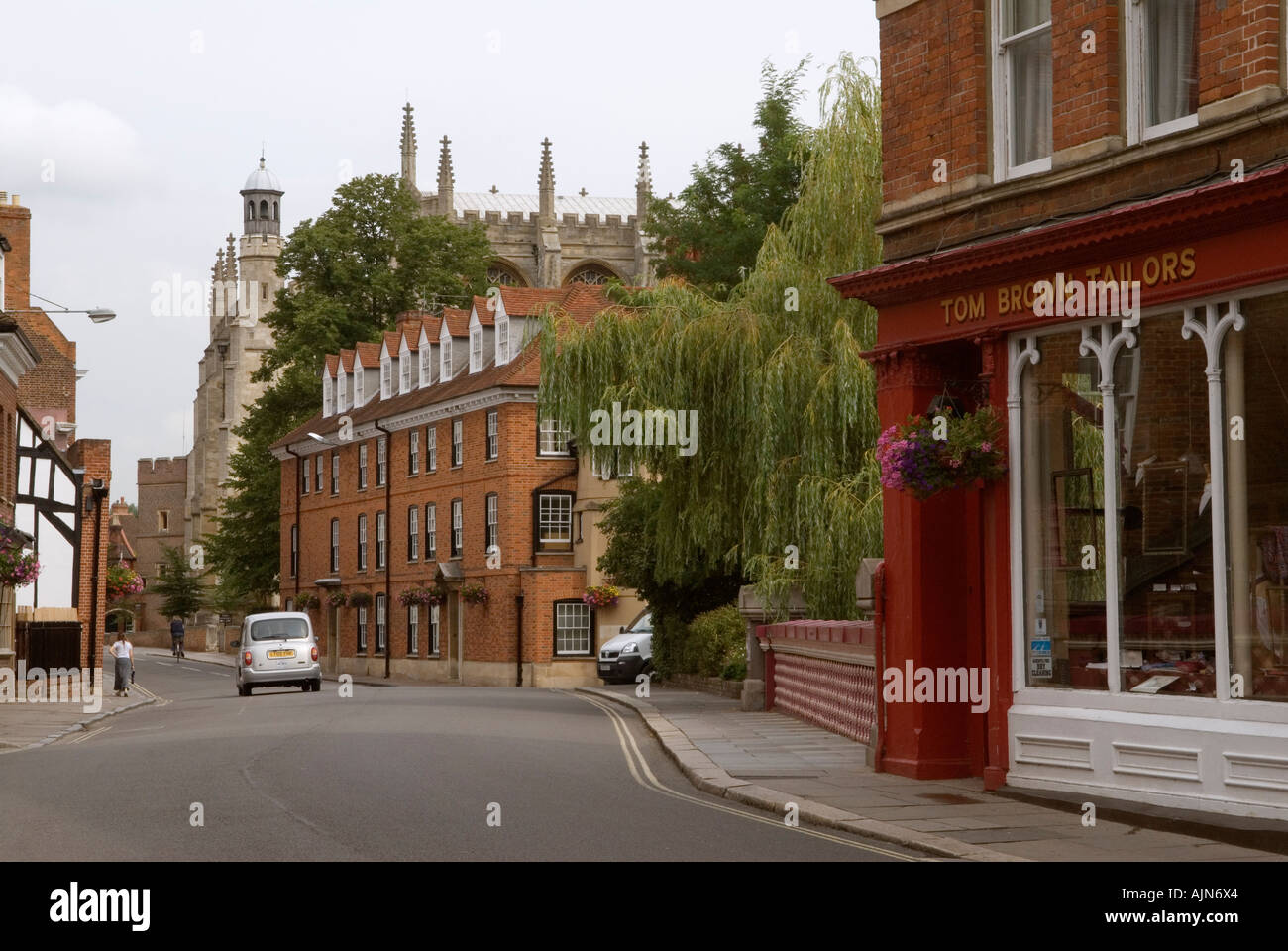 Eton High Street Blick in Richtung Eton College Schulkapelle Eton in der Nähe von Windsor Berkshire Tom Brown Schneider der Schule Uniform Shop, England 2006 Stockfoto