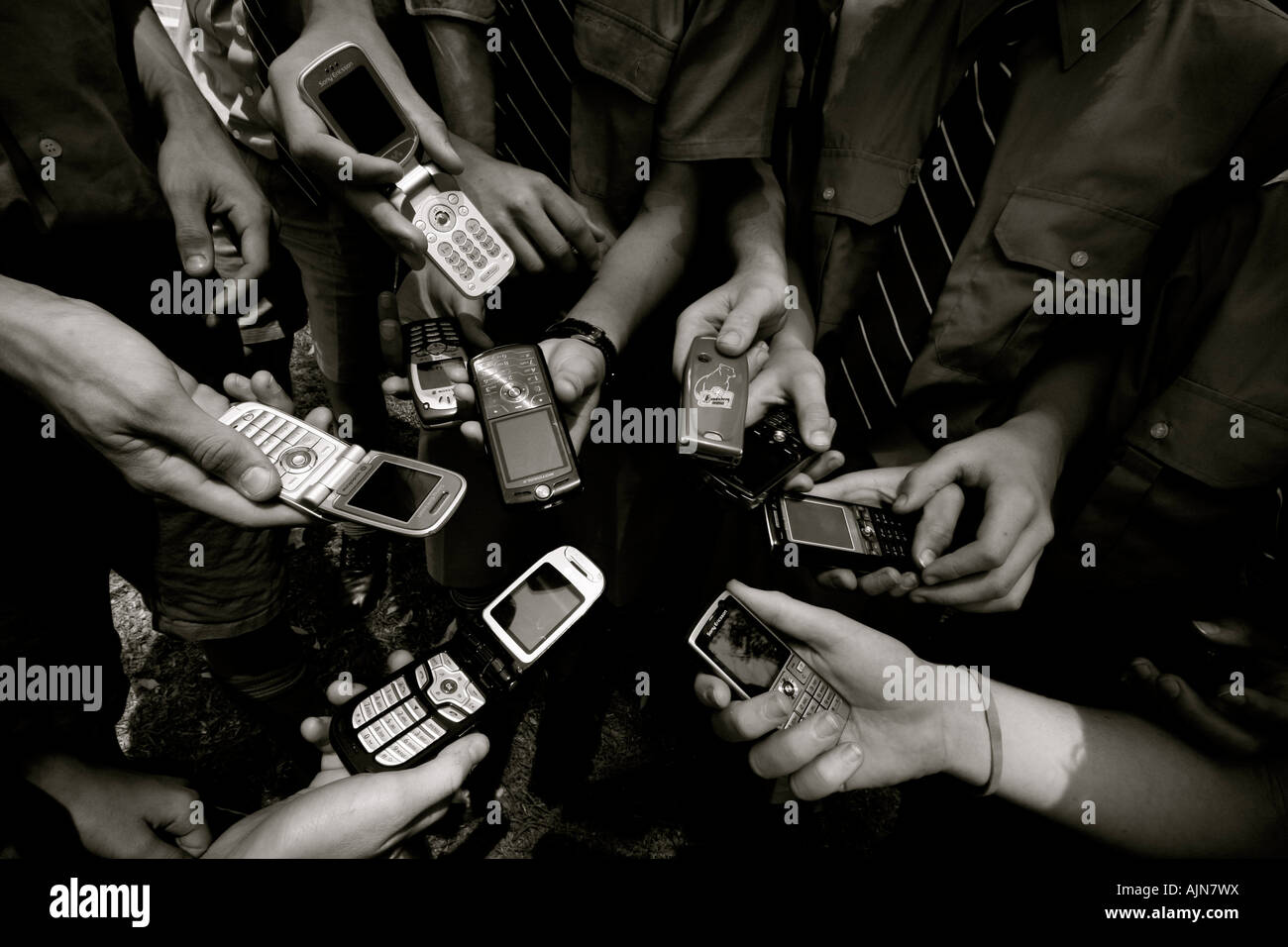 Junge Menschen vergleichen Mobile phones Stockfoto