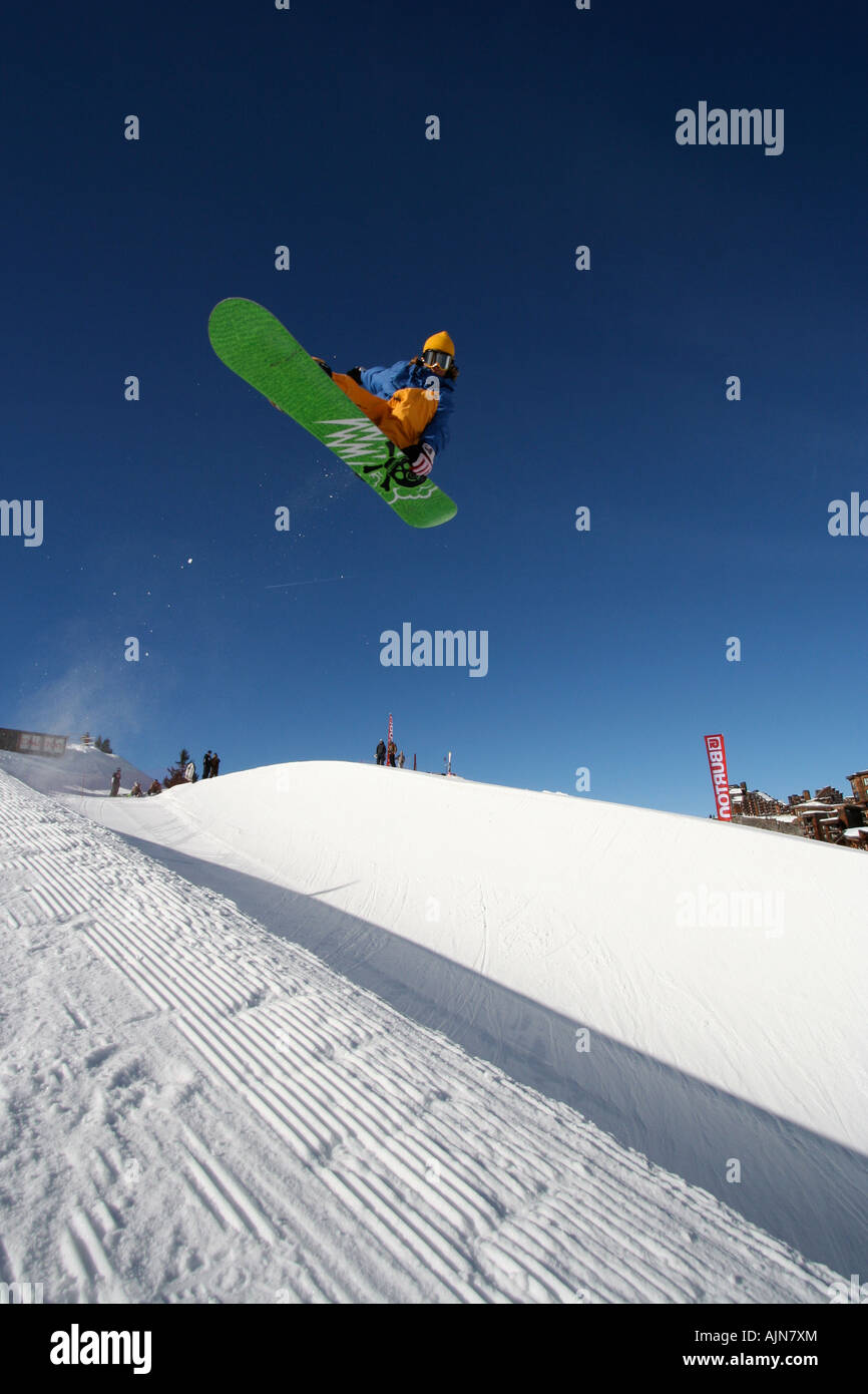 Snowboarder reitet die Halfpipe in Avoriaz, Frankreich Stockfoto