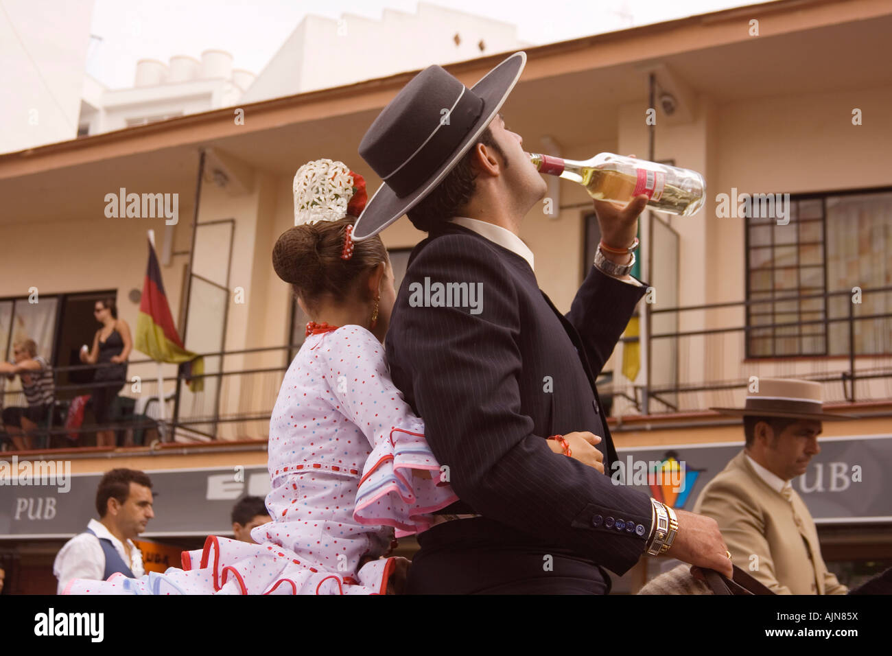 Torremolinos Costa del Sol Malaga Provinz Spanien Torremolinos Feria de San Miguel paar auf dem Pferderücken im spanischen Kleid Stockfoto