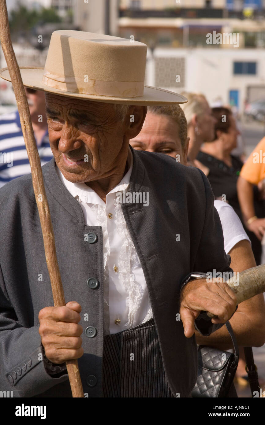Torremolinos Costa del Sol Malaga Provinz Spanien Torremolinos Feria de San Miguel alte spanische Gentleman führenden Ochsen Stockfoto