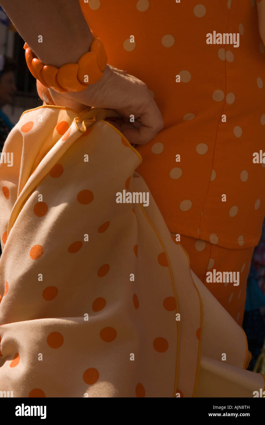 Detail des spanischen Ladys Hand Armband und Kleid Stockfoto