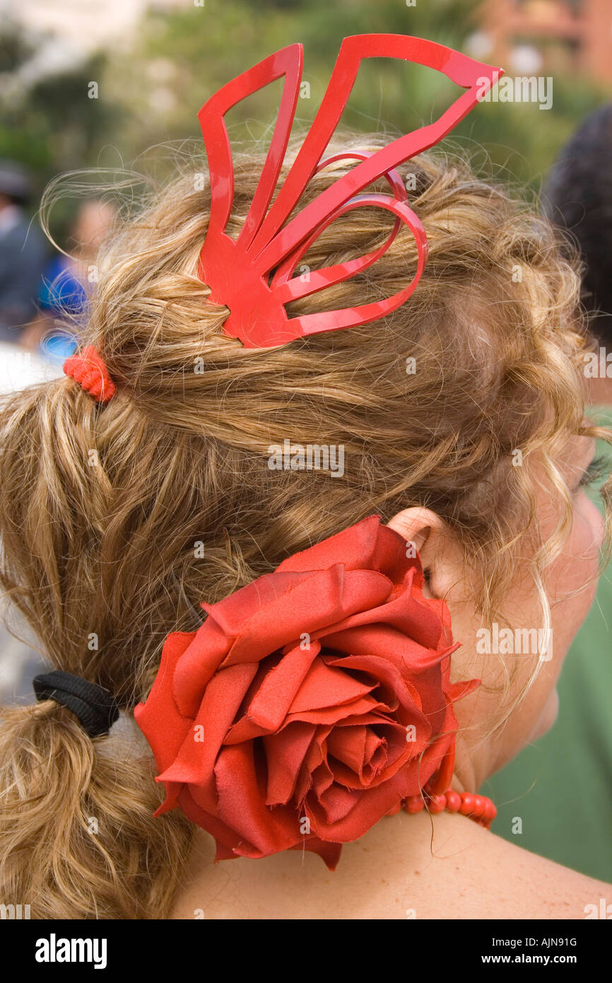 Torremolinos Costa del Sol Malaga Provinz Spanien Torremolinos Feria de San Miguel Detail des spanischen Ladys Haarschmuck Stockfoto