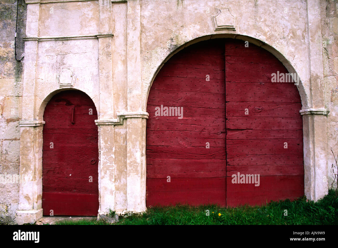 Türen für landwirtschaftliche Gebäude in der Perigord Region Frankreichs. La Benechie, in der Nähe von Perigeaux. Stockfoto