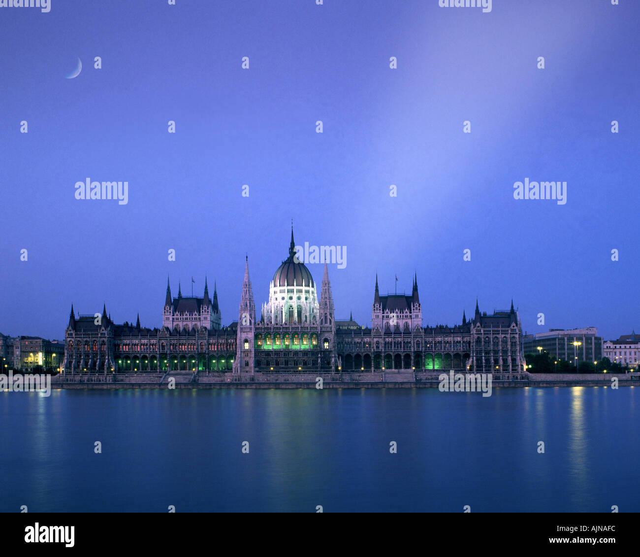 HU - BUDAPEST: Das ungarische Parlamentsgebäude bei Nacht Stockfoto